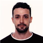 Art director con 15 anni di esperienza offre corsi di Photoshop e tecniche di Prompt Engineering per immagini